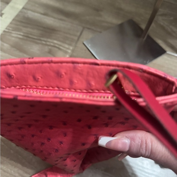 Unique faux ostrich Red pyramid bag with zipper closure - Picture 8 of 8